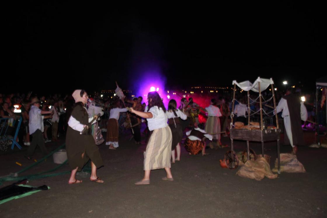 Los piratas toman la playa de Almerimar entre fuego y tambores