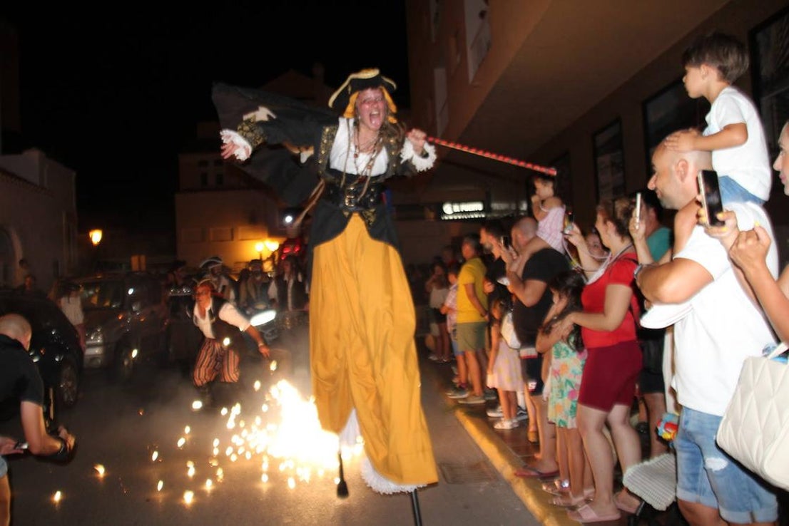 Los piratas toman la playa de Almerimar entre fuego y tambores