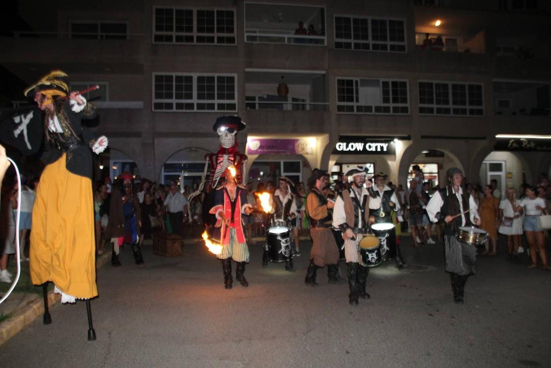 Los piratas toman la playa de Almerimar entre fuego y tambores