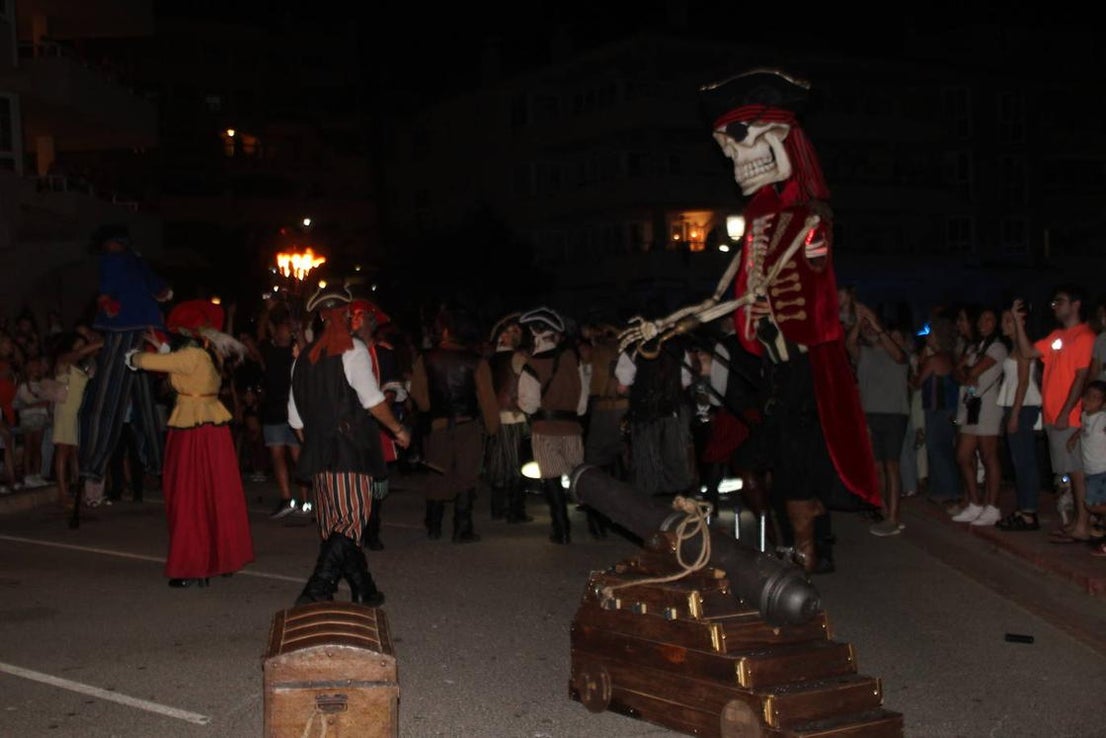 Los piratas toman la playa de Almerimar entre fuego y tambores