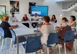 María del Mar Martínez y Javier Rodríguez con representantes de asociaciones de discapacidad.