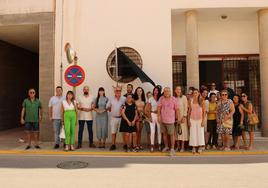 Una bandera negra ondea en señal de luto a las puertas de la Junta Local de Balerma