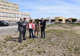 maImagen de una antigua visita de la consejesera de Salud al terreno donde se construirá el centro.