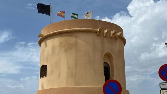 El PSOE exige la retirada de la bandera negra de Balerma por inconstitucional