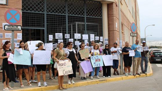 Padres del IES Francisco Montoya protestan por la masificación de sus aulas