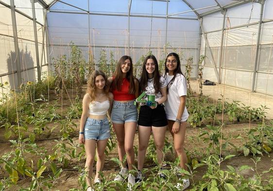 Marta Arqueros, María Magdalena Cherciu, Raquel Fernández y Sheila Torres, con su prototipo.