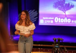 Elena Gómez, durante la presentación de la programación cultural de otoño de El Ejido.