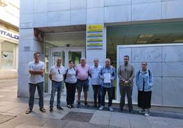 Intengrantes de la Mesa de Trabajo, con la petición a la Ministra Teresa Rivera a las puertas de Costas.