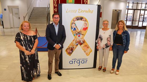 El Ejido sensibiliza sobre cáncer infantil y adolescente con un gran lazo dorado