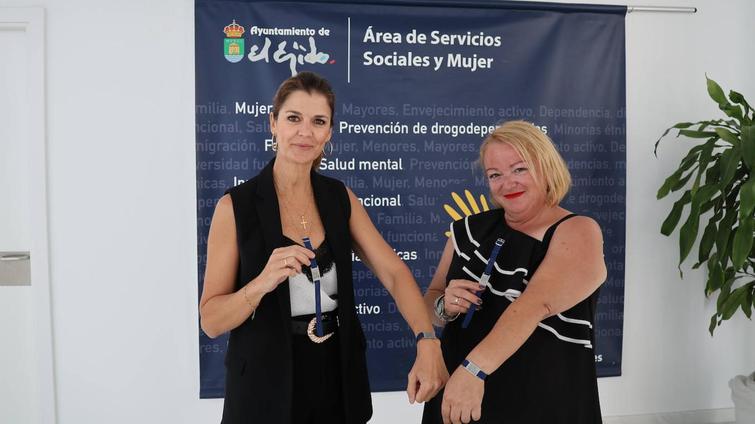 El Ejido reparte pulseras localizadoras entre personas con discapacidad y mayores