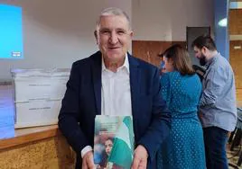 José Antonio Peña durante la presentación de su libro y junto a una urna de las elecciones.