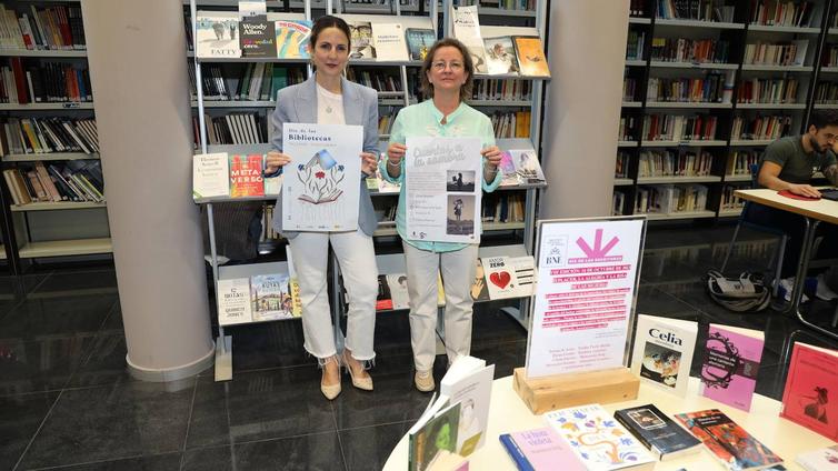 La biblioteca de El Ejido se llena de escolares y con la magia de los cuentacuentos