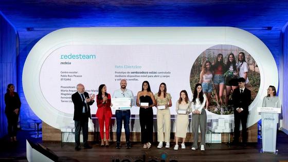Las alumnas del IES Pablo Ruiz Picasso recogen el premio RedeSTEAM