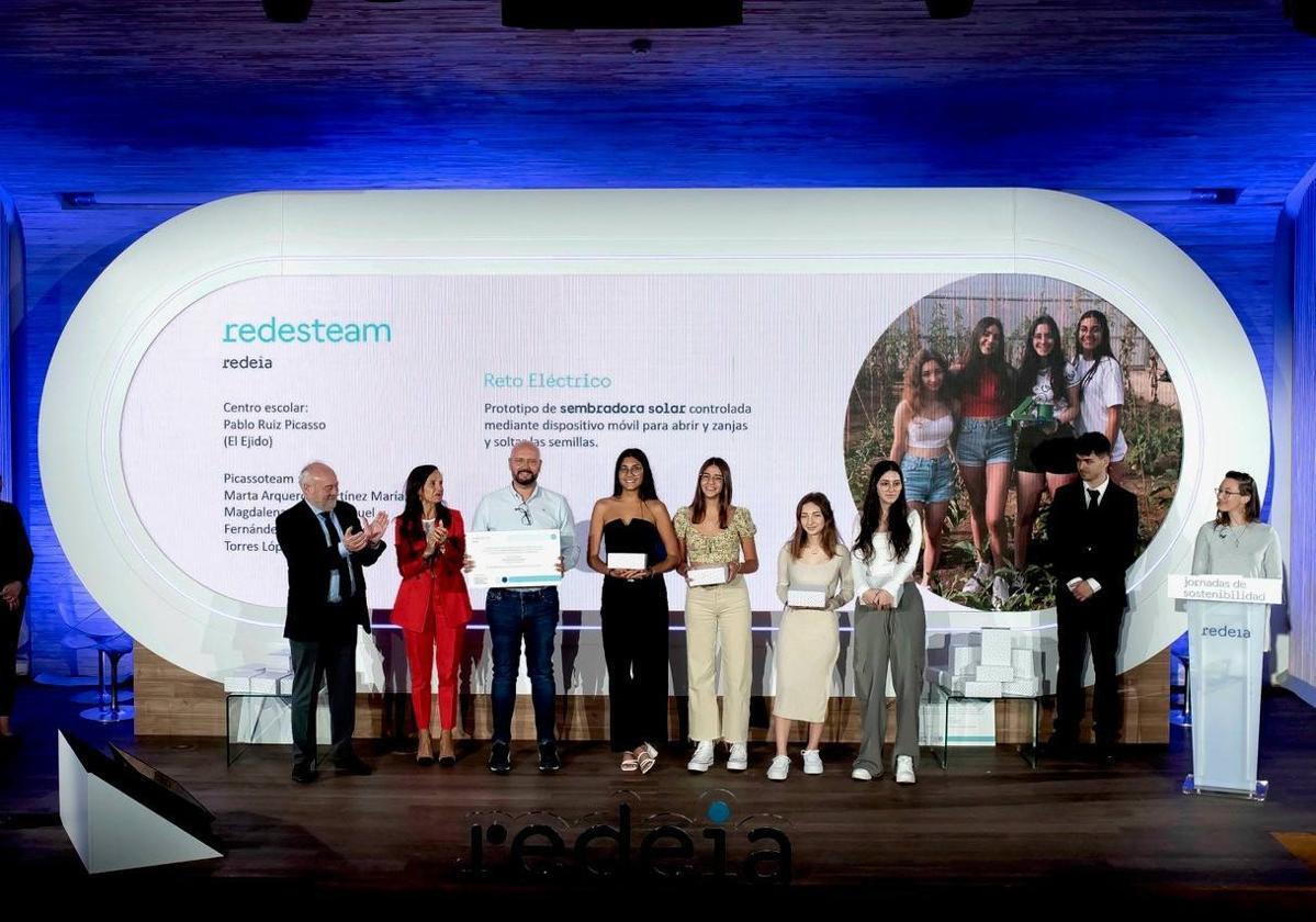 Las alumnas del IES Pablo Ruiz Picasso recogen el premio RedeSTEAM