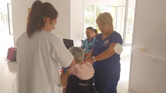 El Distrito Sanitario Poniente vacunará frente a la gripe y covid sin cita previa este fin de semana