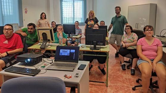 Activa Tu Ocio y Di Capacitados acerca la tecnología a usuarios y familias