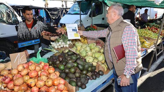 Unas jornadas tratan de fomentar el reciclaje y la limpieza en el mercadillo del núcleo de El Ejido