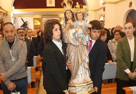 Dos niños portando la imagen restaurada de la Virgen de las Mercedes.