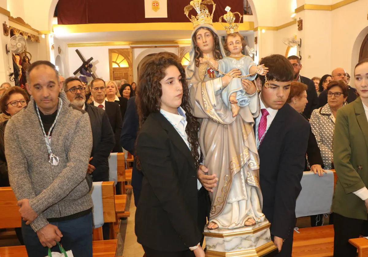 Dos niños portando la imagen restaurada de la Virgen de las Mercedes.