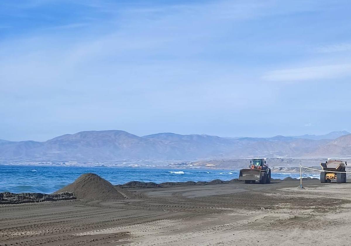 Balerma despide el 2023 con una nueva aportación de arena a su playa