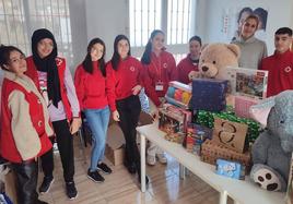 Ana Ramos, Imane Dadsi, Ana Barranco, Ángela Fernández, Ángela García, Lara Ferrón, Amparo y Ángel, con algunos juguetes que está repartiendo.