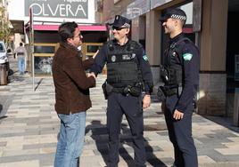 Francisco Góngora junto a dos policías locales de El Ejido.