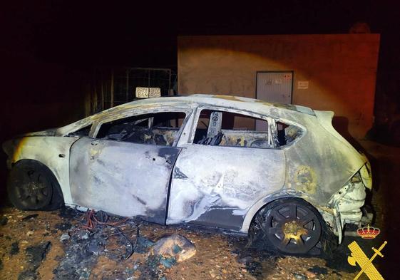 Uno de los vehículos quemados en El Ejido.
