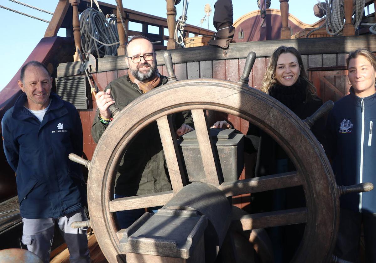 Manuel Murúa, Inogabi Manzano, María Herminia Padial y Marina Quesada, al timón del Galeón Andalucía, atracado en la primera dársena del puerto.