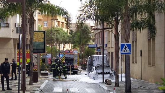 Arde un vehículo frente al Ayuntamiento de El Ejido