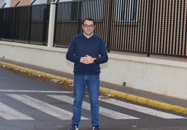 Juan Antonio Prados, concejal de VOX en el Ayuntamiento de El Ejido en un paso de peatones sin rebajar.