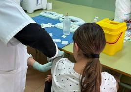 Arranca la vacunación frente al virus del papiloma humano y meningitis en los colegios