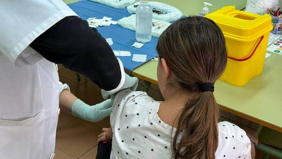 Arranca la vacunación frente al virus del papiloma humano y meningitis en los colegios
