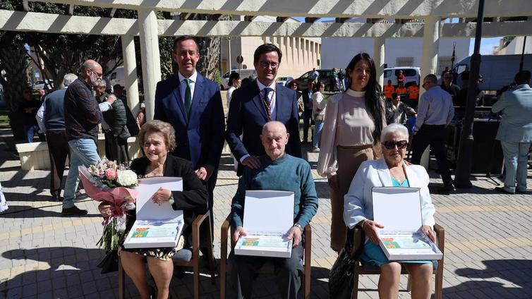El Ejido reconoce la labor de tres balermeros en el Día de Andalucía
