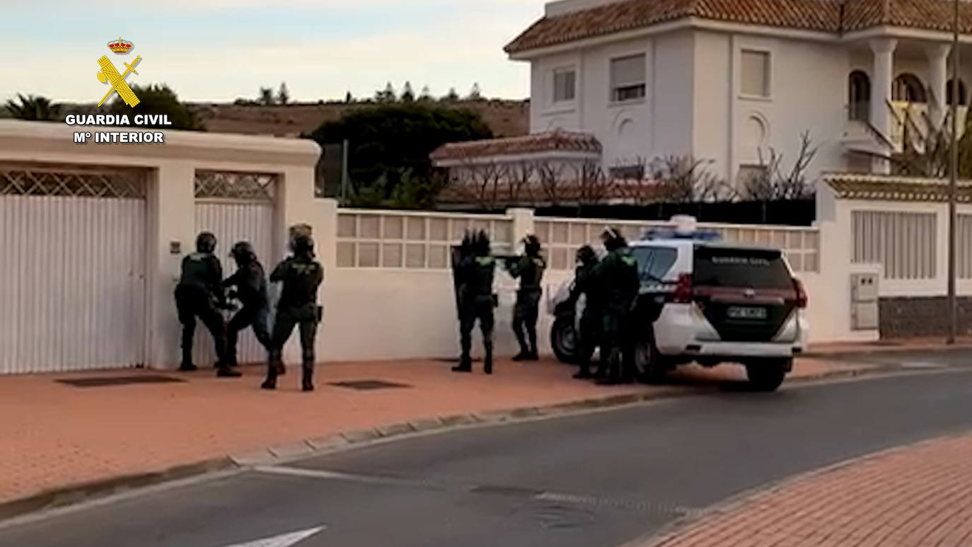 Dos detenidos tras localizar 1.200 plantas de marihuana en su casa de Almerimar