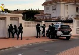 Actuación de la Guardia Civil en Almerimar.
