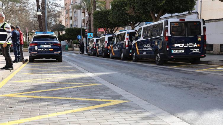 La Policía Nacional estrena una zona de aparcamiento para 14 vehículos frente a la Comisaría