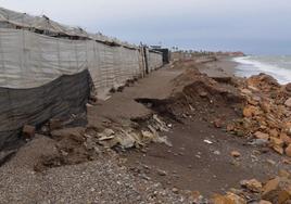 El deterioro de la playa de Balerma, en el foco político