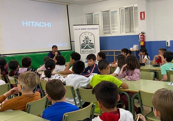 Los alumnos del CEIP Diego Velázquez reciben la visita de Pablo Hernández