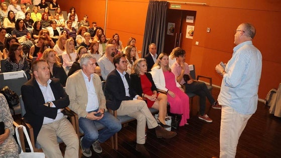 Expertos en medicina debaten en El Ejido sobre la vacunación en adultos