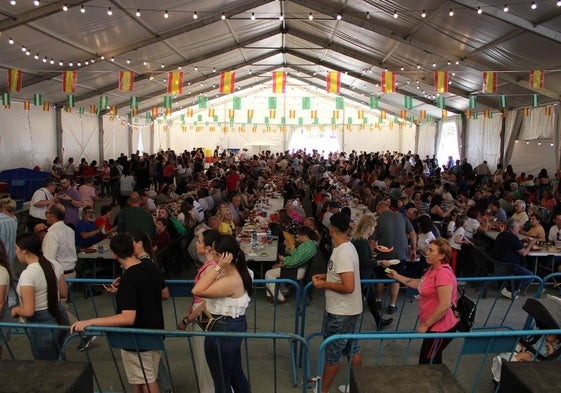 Alrededor de 1.800 personas pasaron por la fiesta de los huevos con chorizo y pimientos fritos.