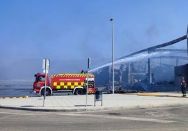 Bomberos trabajando en Mabe.