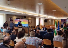 Fernández-Pacheco afirma tras visitar Mabe que «donde no lleguen las aseguradoras estará la administración pública para echar una mano»