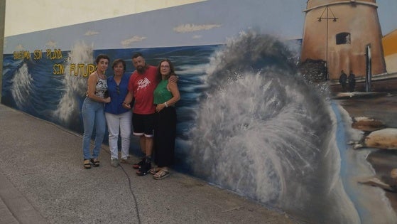 Un gran mural junto al Mercado de Abastos de Balerma reivindica que sin playa no hay futuro