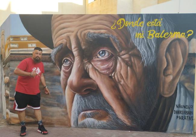 El artista urbano Nauni con la imagen del anciano que recuerda su Balerma.