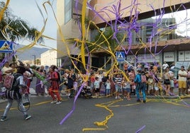 Miles de ejidenses volvieron a disfrutar de la Batalla de las Flores por el centro de El Ejido.