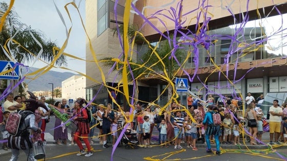 Explosión de color y música en la Batalla de las Flores para recibir a San Isidro