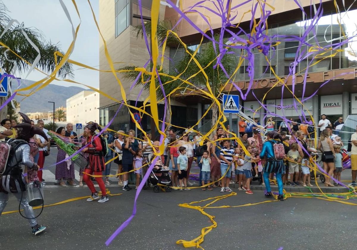 Explosión de color y música en la Batalla de las Flores para recibir a San Isidro