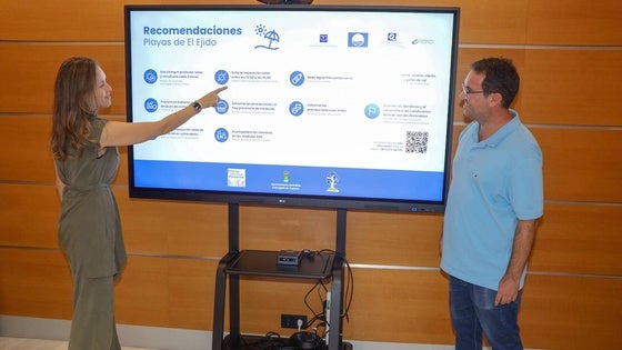Ayuntamiento y Distrito Sanitario conciencian sobre el uso de protección solar en la playa