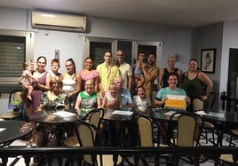 Pepe Villegas e Isabel Villegas junto a sus hijos y nietos en la cafetería Albéniz.