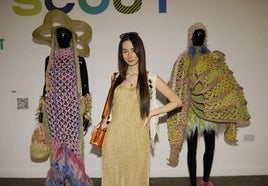 Silvia Acién con dos de los modelos de su colección Folklore Regenerativo en la Semana de la Moda de Londres.